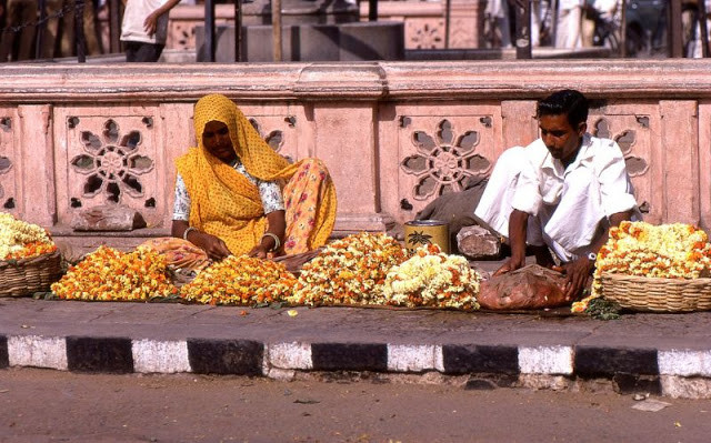 Những người bán hoa cúng gần một đền thờ ở thành phố Jaipur.