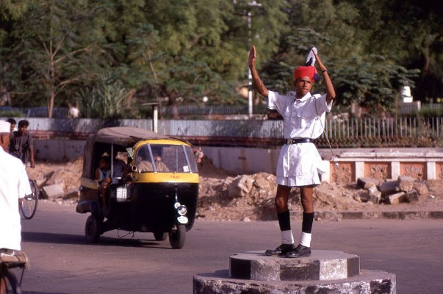 Cảnh sát giao thông làm nhiệm vụ tại một ngã tư ở Jaipur.