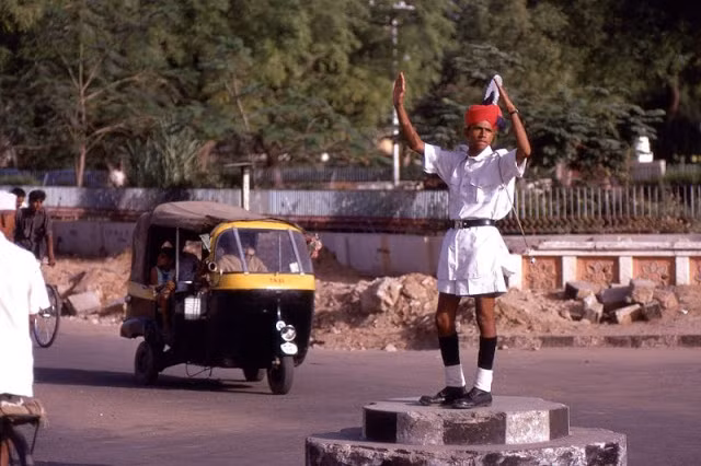 Cảnh sát giao thông làm nhiệm vụ tại một ngã tư ở Jaipur.