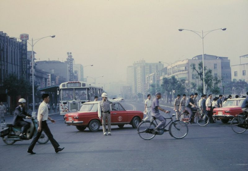 Khung cảnh trên đại lộ Bắc Trung Sơn, thành phố Đài Bắc, Đài Loan thập niên 1970. Ảnh: Jim Harrison Flickr.