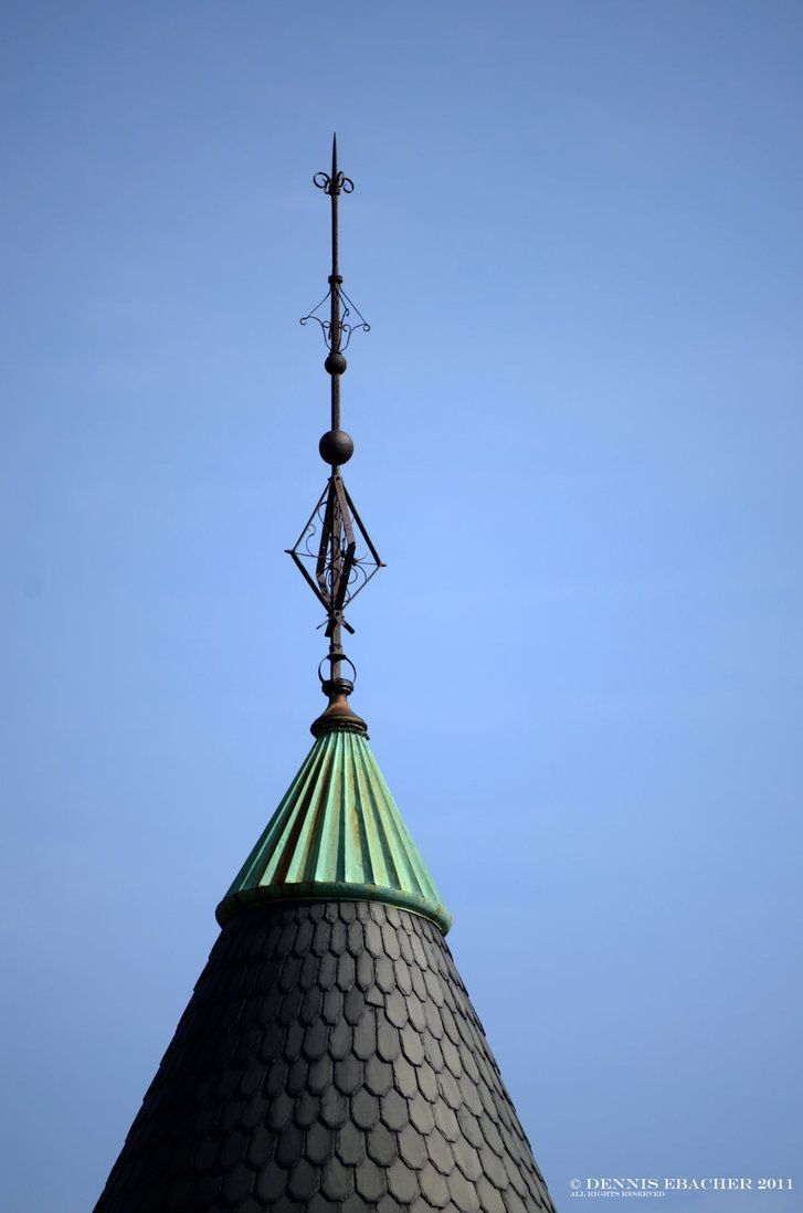 Cột thu lôi của ông gồm một thanh kim loại đặt trên chóp của tòa nhà để hút sét và dẫn luồng điện của nó xuống mặt đất một cách an toàn bằng dây kim loại, giúp các tòa nhà không bị hư hại.