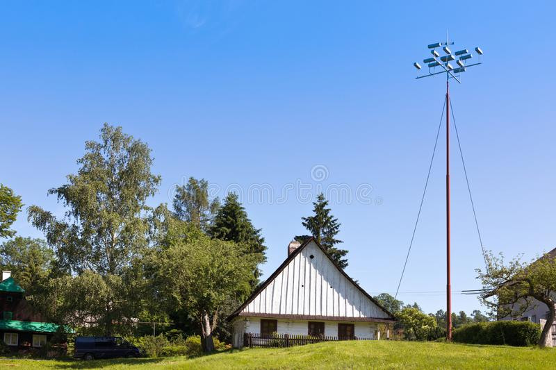 Cùng thời với Benjamin Franklin, nhà phát minh người Séc Prokop Divis (1698-1765) cũng độc lập phát minh một loại cột thu lôi khác, và thiết kế cột thu lôi của Divis về cũng được sử dụng rộng rãi.