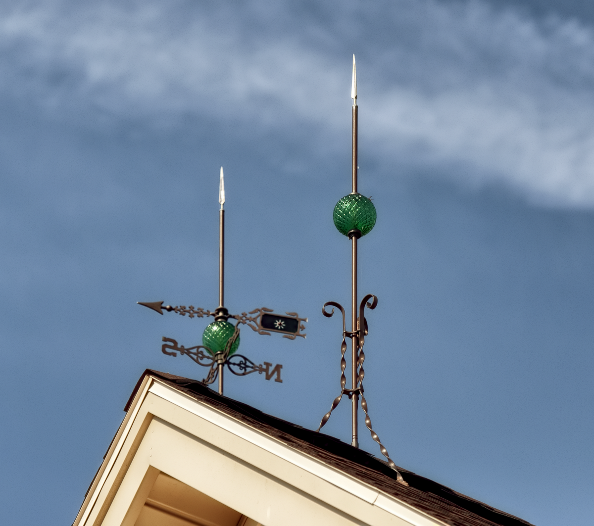 Ban đầu, cột thu lôi của Franklin vấp phải sự chống đối từ một số người cho rằng việc hút sét như vậy làm tăng xác suất tòa nhà bị sét đánh, gây mất an toàn cho dân cư.