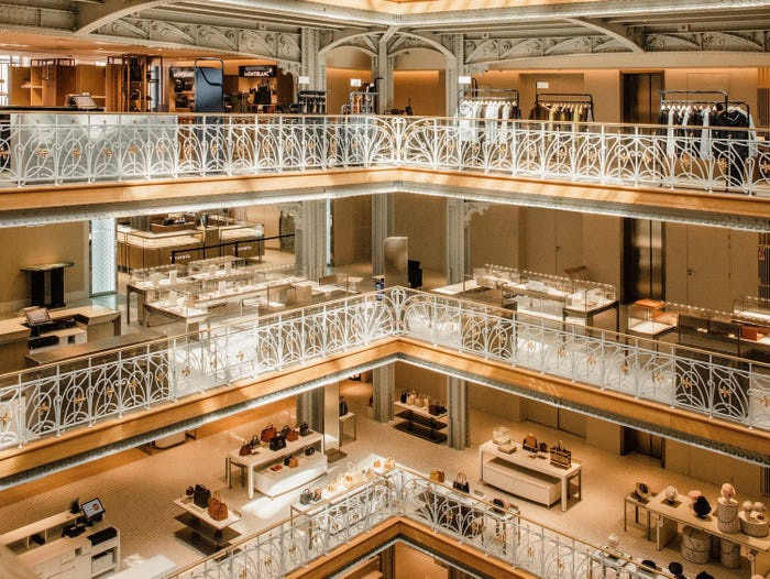 Bên trong trung tâm thương mại bố trí các khu vực thời trang, làm đẹp cho cả nam và nữ giới với hơn 600 thương hiệu khác nhau. Khách hàng tới đây có thể dành cả ngày để tận hưởng không gian và mua sắm. Ảnh: LVMH.