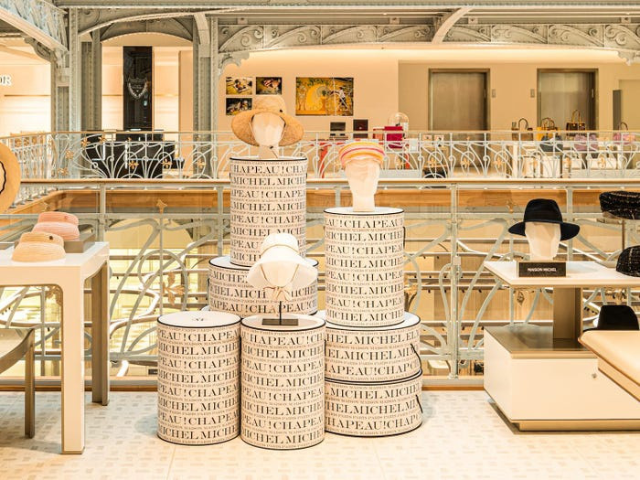 Diện tích khu vực kinh doanh của trung tâm rộng 1.858 m2 và khu vực văn phòng rộng 1.393 m2. 96 căn hộ và một khách sạn cũng bao gồm trong quần thể trung tâm thương mại này. Ảnh: LVMH.