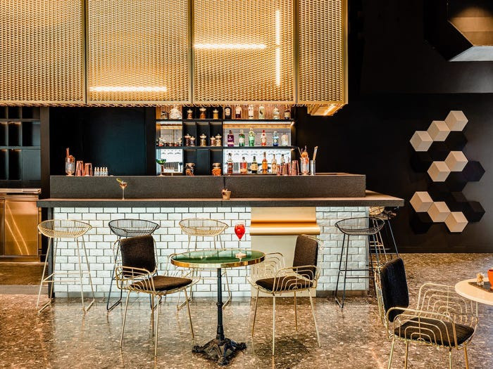 Tọa lạc trên tầng cao nhất của tòa nhà là quán bar kết hợp nhà hàng có tên Voyage. Quán bar sẽ hoạt động đến 2h sáng hôm sau dù trung tâm thương mại đóng cửa từ 20h. Tòa nhà cũng kinh doanh dịch vụ nhà hàng, phục vụ nhu cầu nghỉ ngơi, ăn uống của khách tham quan, mua sắm. Ảnh: LVMH.