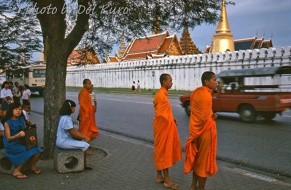 Tại điểm dừng xe buýt gần chùa Wat Phra Kaew.