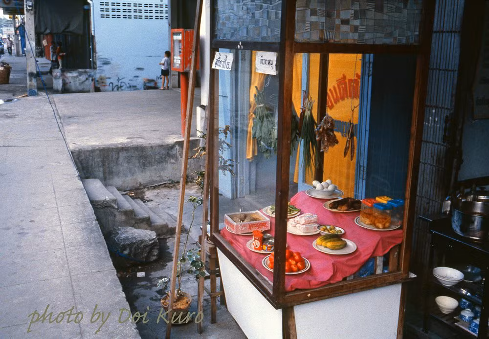 Tủ kính của một quán ăn bình dân ở thành phố Bangkok.