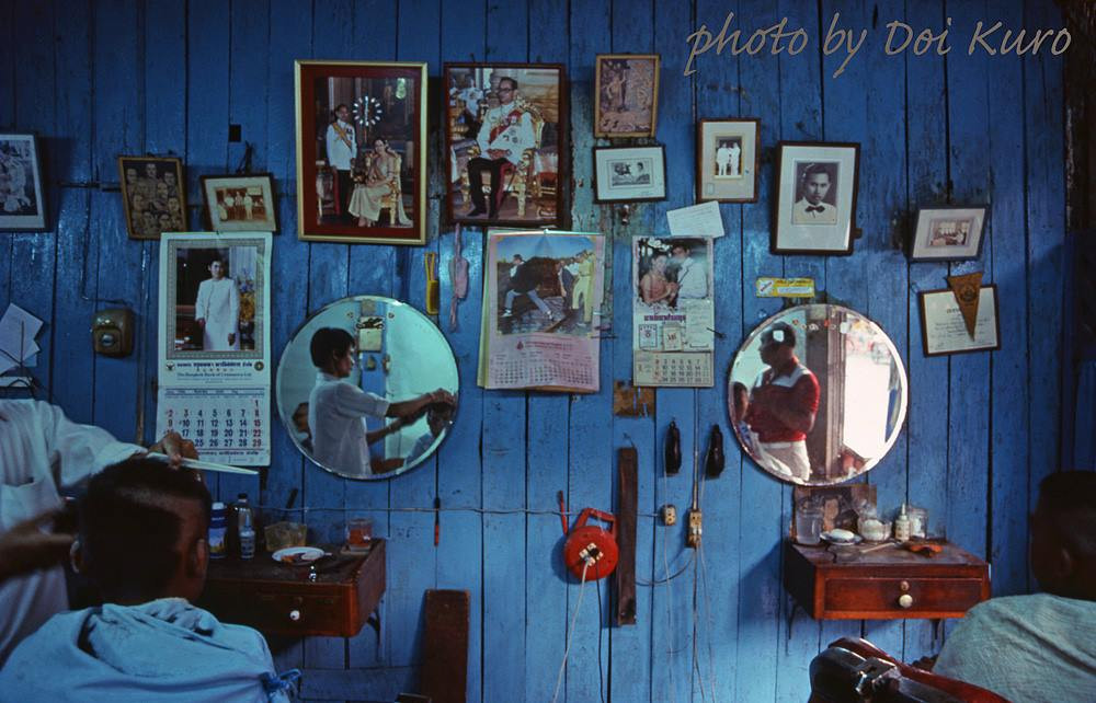 Trong một tiệm cắt tóc - gội đầu.