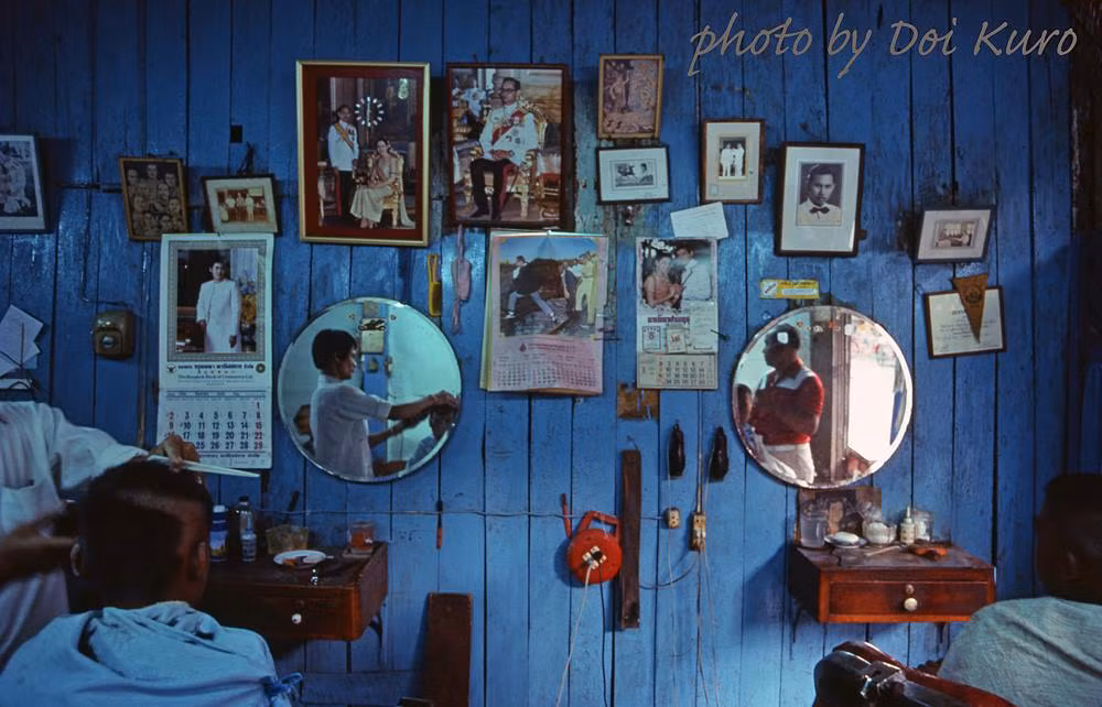 Trong một tiệm cắt tóc - gội đầu.