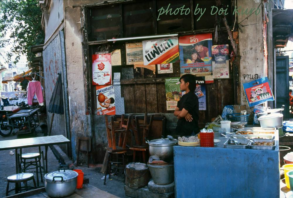 Quán ăn ở một góc phố.