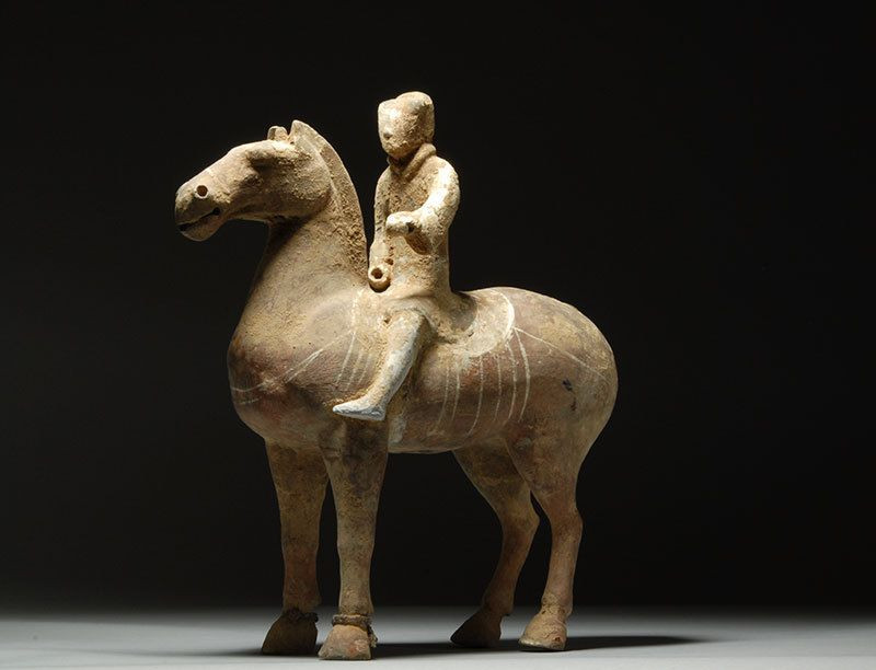 Triều đình nhà Hán yêu cầu các huyện vào giữa mùa thu hàng năm, phải tiến hành khảo đếm để cập nhật và đếm dân số, sau đó huyện báo cáo từng hộ tịch lên quận, triều đình lập "kê tướng" và "hộ tào" để quản lý hộ khẩu.