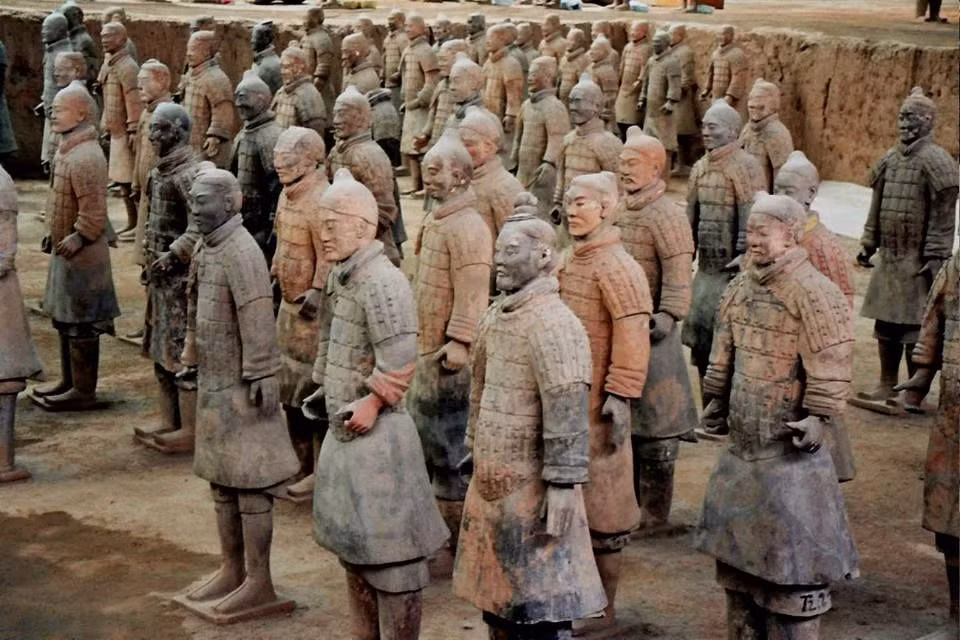 Đến thời Tần, một hệ thống đăng ký hộ gia đình chặt chẽ hơn đã được thành lập. Theo đó, 5 hộ là một đơn vị tối thiểu, phục vụ công tác quản lý quân sự.