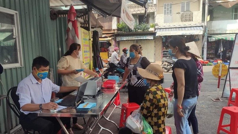 Cho dau tien o TP.HCM phat the ra vao co ma QR cho khach hang