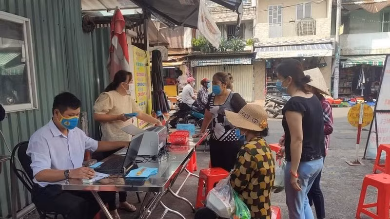 Cho dau tien o TP.HCM phat the ra vao co ma QR cho khach hang