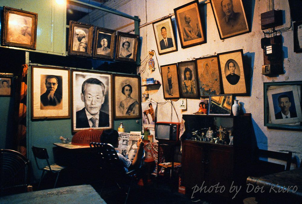 Một căn phòng treo chân dung những người nổi tiếng, được vẽ tay theo lối truyền thần.