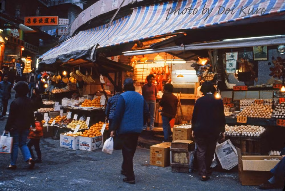Các cửa hàng thực phẩm, hoa quả trên phố Elgin, trung tâm Hồng Kông.
