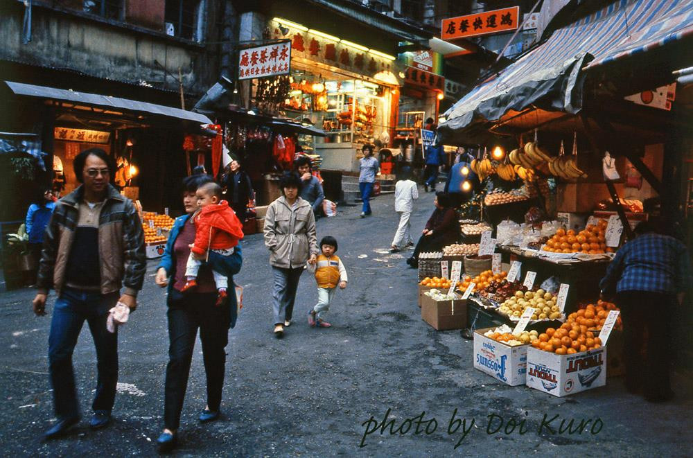 Người dân qua lại trên dốc phố Elgin.
