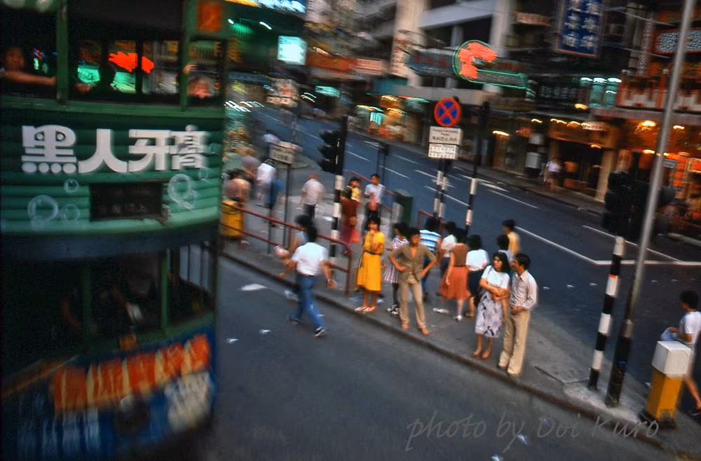 Tàu điện trên đường Johnson, quận Wanchai.