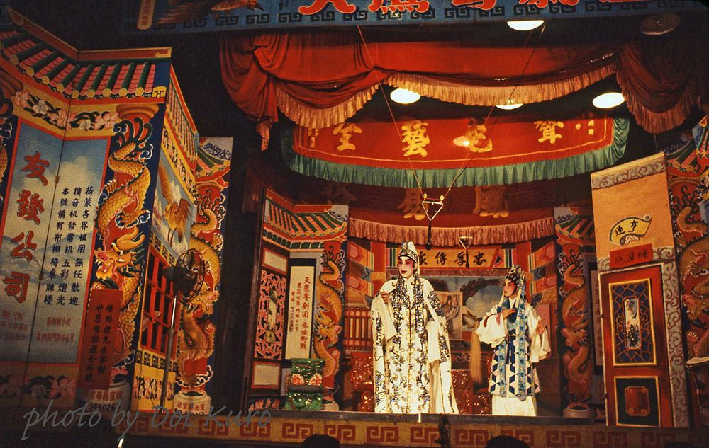 Buổi biểu diễn kinh kịch trên sân khấu truyền thống.