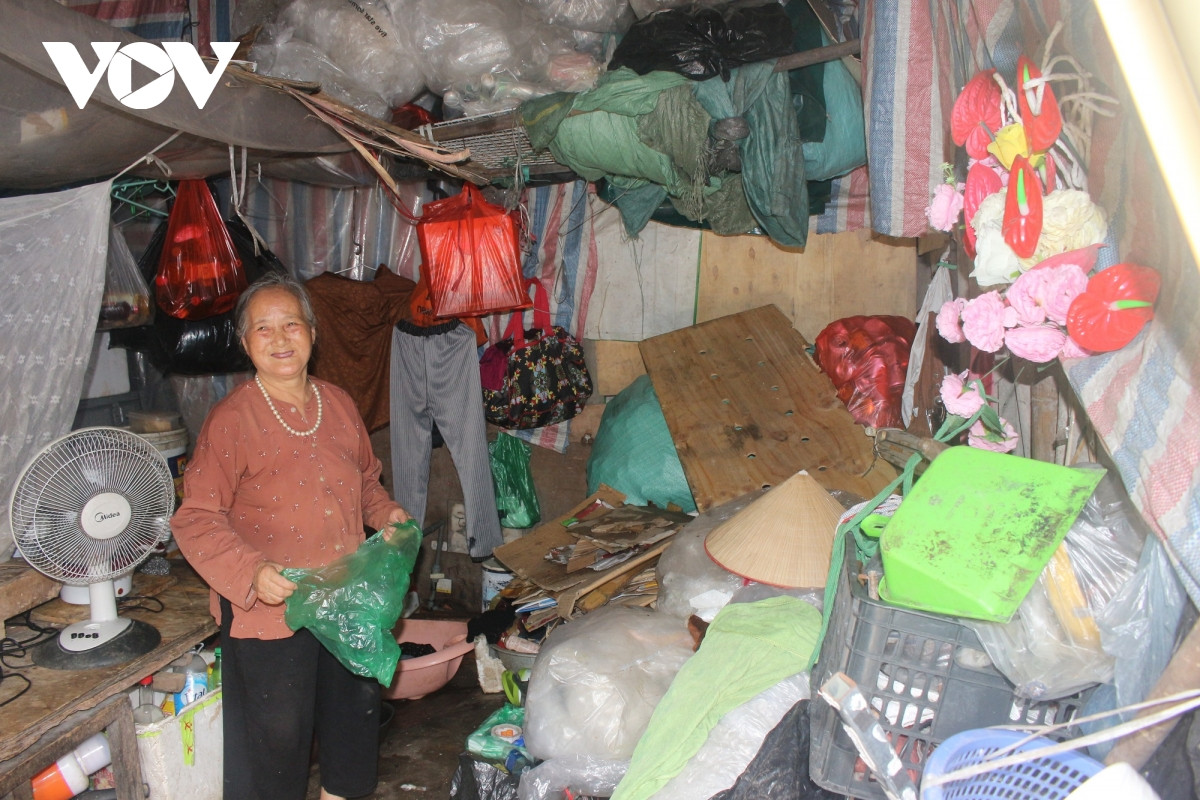 Nguoi lao dong tu do o Ha Noi chat vat muu sinh trong mua dich-Hinh-2