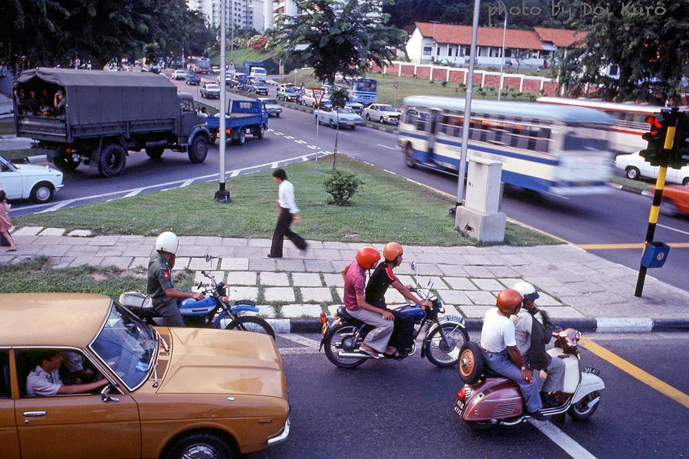 Người tham gia giao thông chờ đèn đỏ tại một ngã tư ở Singapore năm 1979. Ảnh: Doikuro.exblog.jp.