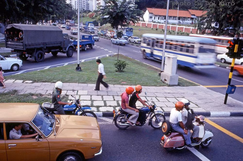 Người tham gia giao thông chờ đèn đỏ tại một ngã tư ở Singapore năm 1979. Ảnh: Doikuro.exblog.jp.