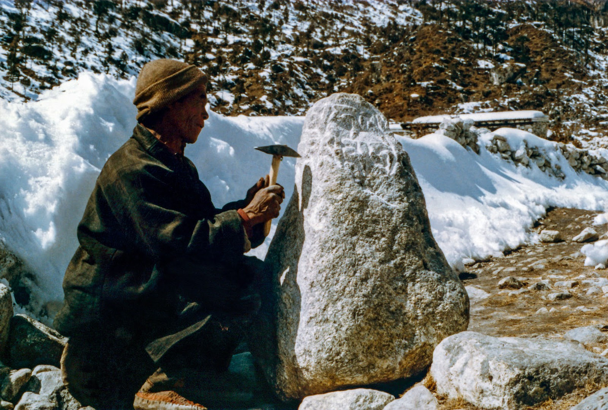 Người đàn ông khai thác đá muối.