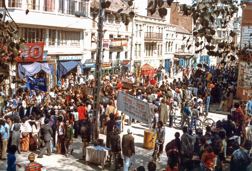 Người dân tham gia một sự kiện cộng đồng tại khu phố mang kiến trúc thuộc địa ở Kathmandu.