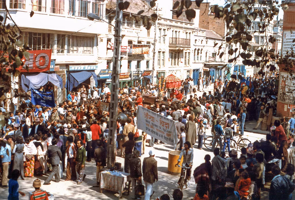 Người dân tham gia một sự kiện cộng đồng tại khu phố mang kiến trúc thuộc địa ở Kathmandu.