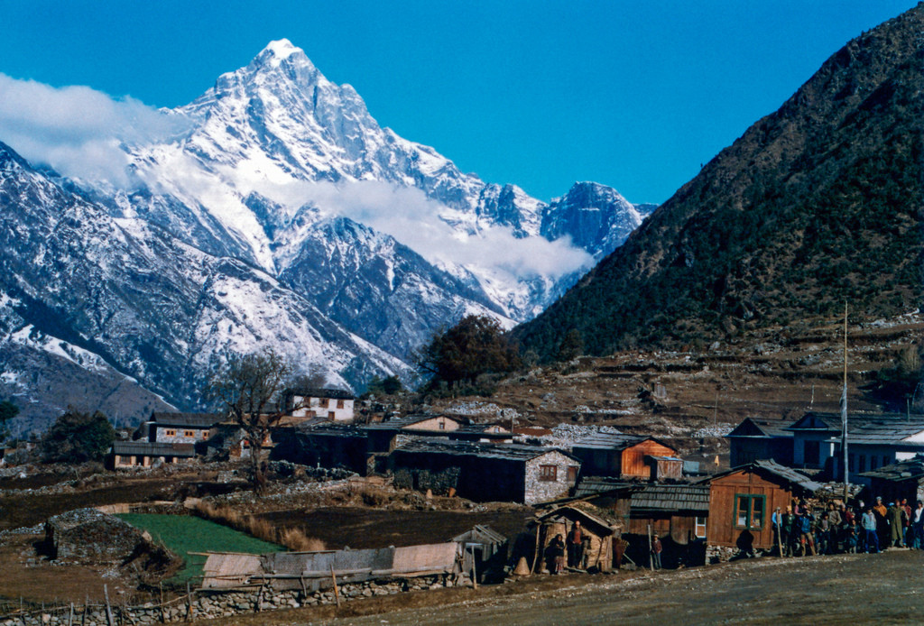 Những ngôi nhà đơn sơ nằm trong khung cảnh hùng vĩ của dãy Himalaya, Nepal đầu thập niên 1980. Ảnh: James Wired Flickr.