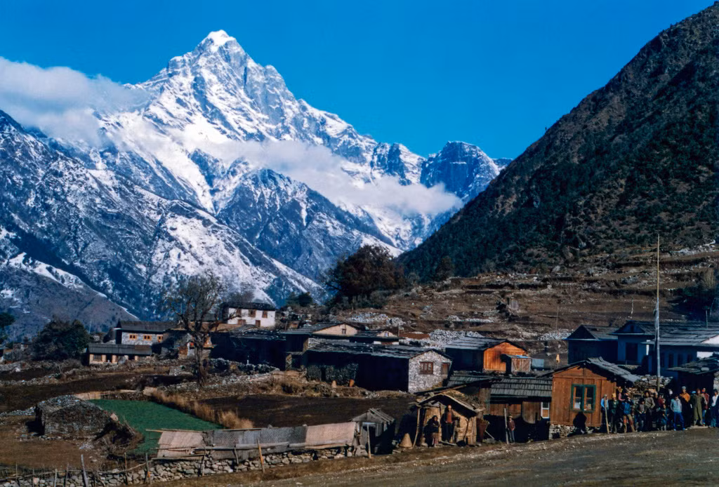 Những ngôi nhà đơn sơ nằm trong khung cảnh hùng vĩ của dãy Himalaya, Nepal đầu thập niên 1980. Ảnh: James Wired Flickr.