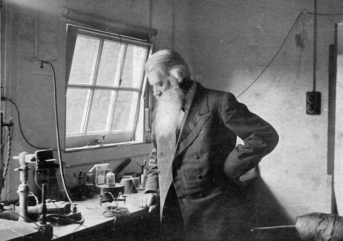 Năm 1878-1879, nhà phát minh người Anh Joseph Swan đã tạo ra đèn điện đầu tiên. Ý tưởng này được nhà khoa học Mỹ Thomas Edison cải tiến, từ đó bóng đèn điện ra đời.