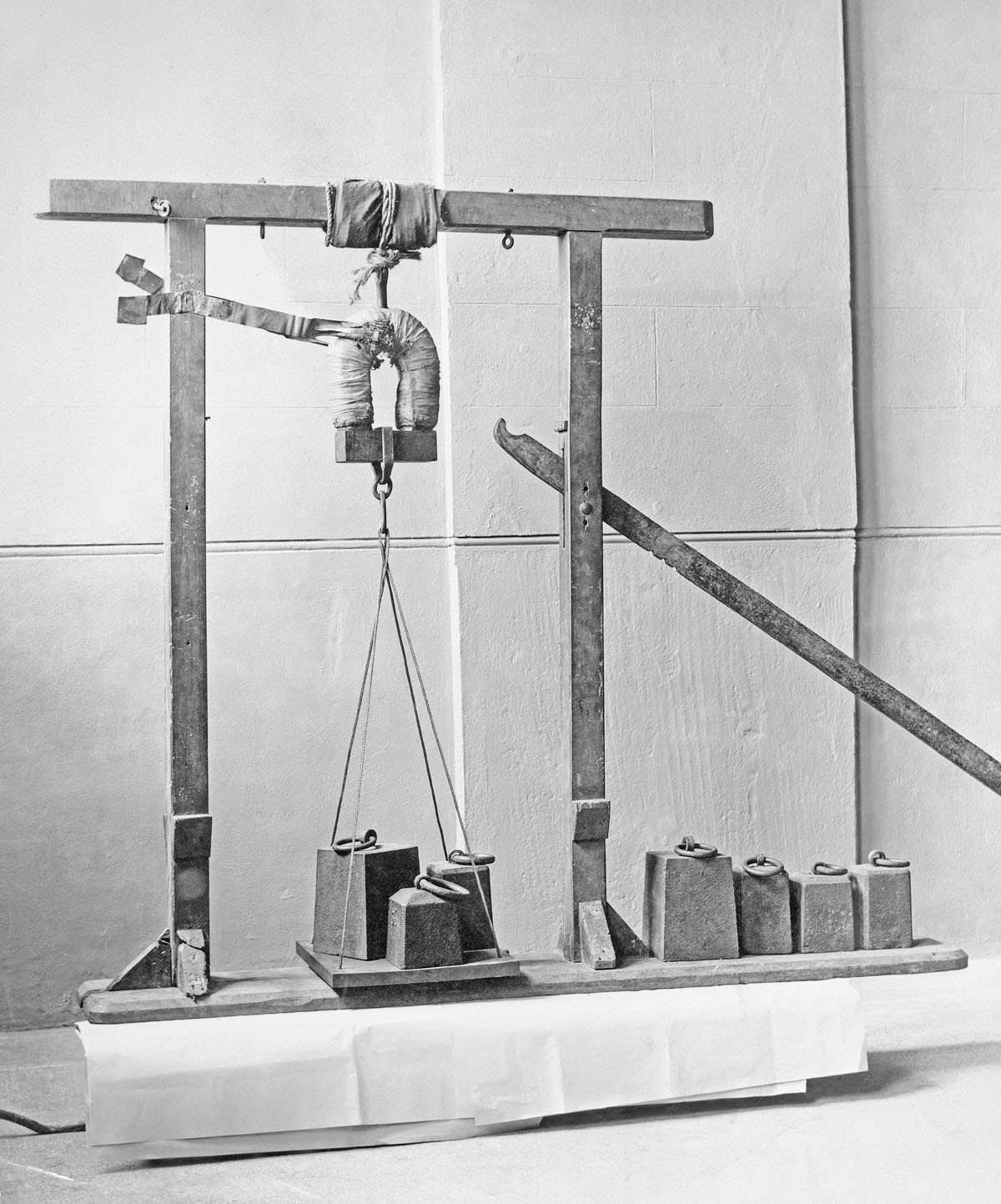 Năm 1825, nhà vật lý Mỹ Joseph Henry phát minh ra nam châm điện khi dùng hai tấm kim loại nhúng trong axit để tạo ra pin.