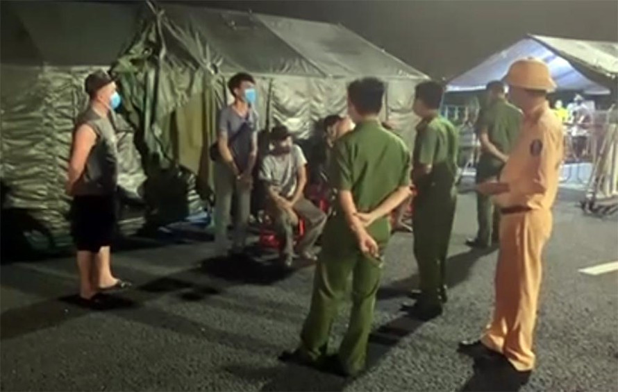 Nam nguoi gia benh nhan, thue xe cuu thuong 'vuot' chot kiem dich COVID-19