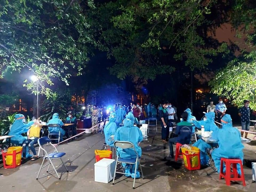 Nhung sinh vien tinh nguyen noi tuyen dau chong dich