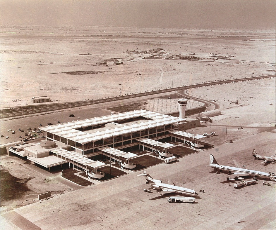 Góc nhìn từ trên cao về sân bay Dubai năm 1965.