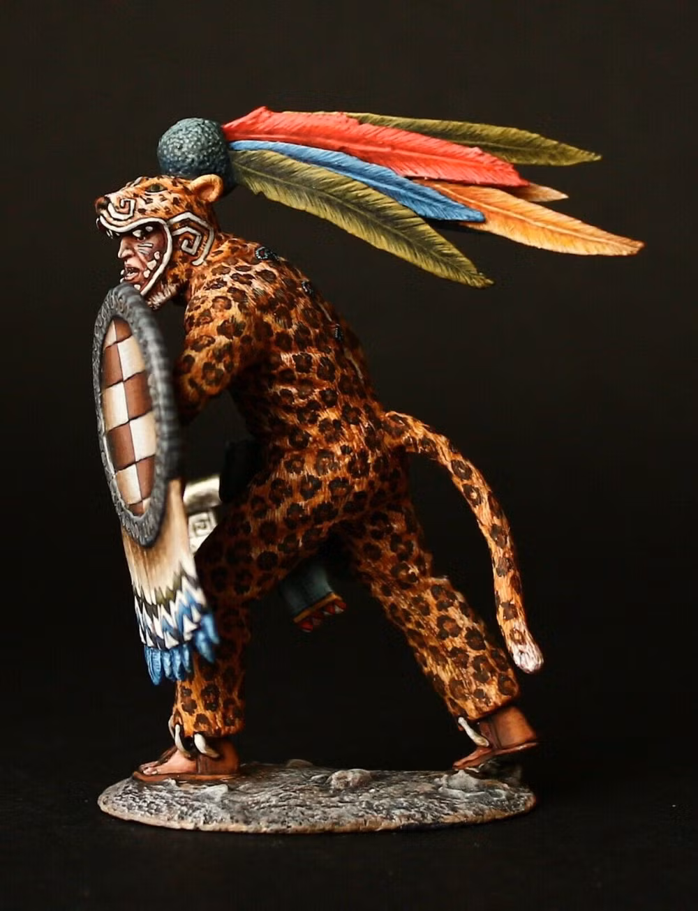 Theo đó, áo giáp của người Aztec được dệt từ những sợi bông rộng khoảng bằng đầu ngón tay, được gia tăng sức bền, độ chắc chắn bằng cách ngâm vào trong nước muối rồi treo khô.