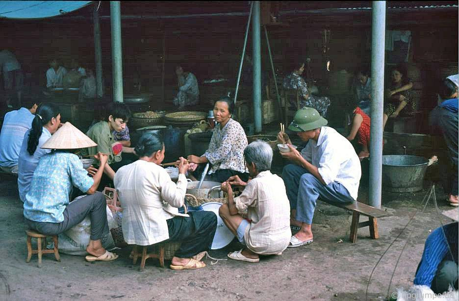 Một hàng ăn đông khách ở khu vực chợ Đồng Xuân, 1992.