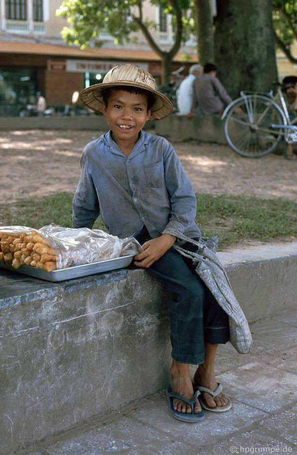 Chú bé bán quẩy rán bên bờ hồ Hoàn Kiếm, 1991.