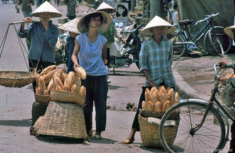 Các quầy bánh mì vỉa hè phố cổ Hà Nội, 1991.