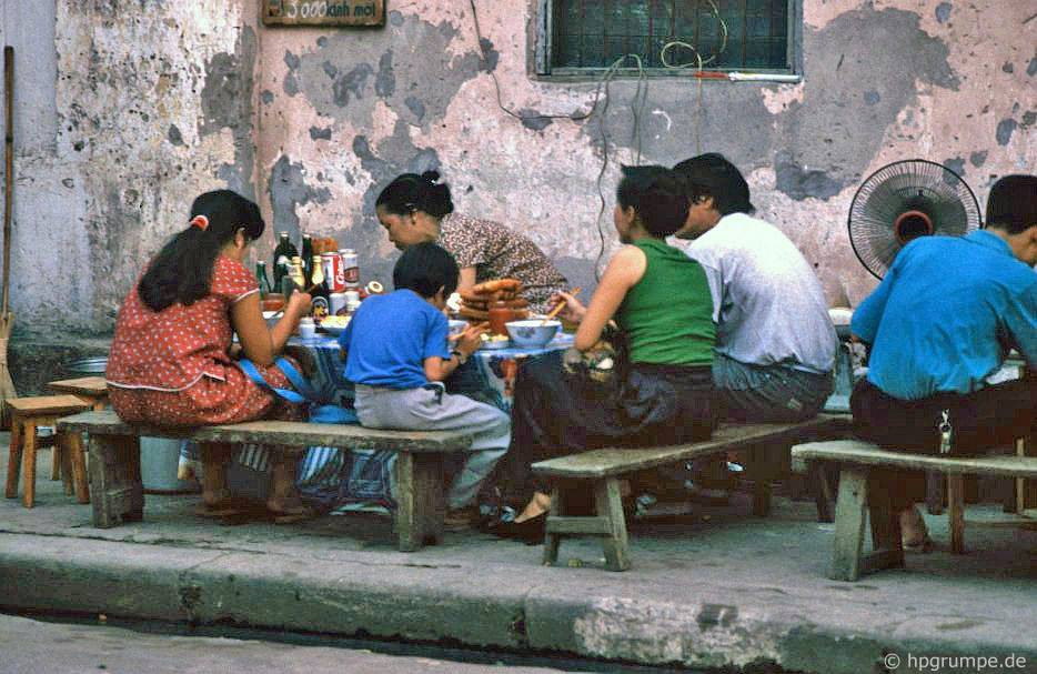 Quán phở sáng ở vỉa hè phố cổ Hà Nội, 1992.