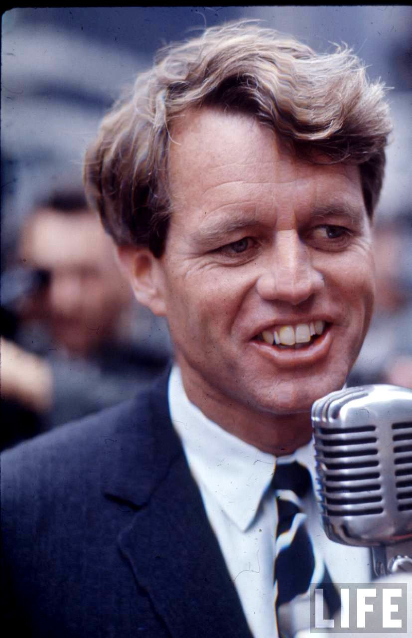 Nội dung chính trong cuộc vận động tranh cử của Robert Kennedy là vấn đề bất bình đẳng và công bằng xã hội, và ông nhận được sự ủng hộ mạnh mẽ từ những cử tri muốn thay đổi hiện trạng rối ren của nước Mỹ.