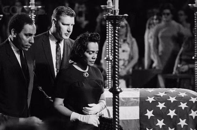 Thượng nghị sĩ Robert Kennedy đã không qua khỏi sau vụ ám sát. Cái chết của ông ập đến sau cái chết của Martin Luther King Jr 63 ngày, biến năm 1968 thành một trong những năm tang tóc nhất lịch sử nước Mỹ.