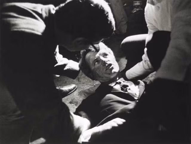 Nhưng thảm kịch đã xảy ra ngày 5/6/1948. Robert Kennedy bị bắn tại một khách sạn ở Los Angeles sau khi đọc bài diễn văn mừng chiến thắng trong cuộc bầu chọn ứng cử viên Tổng thống của đảng Dân chủ tại bang California.