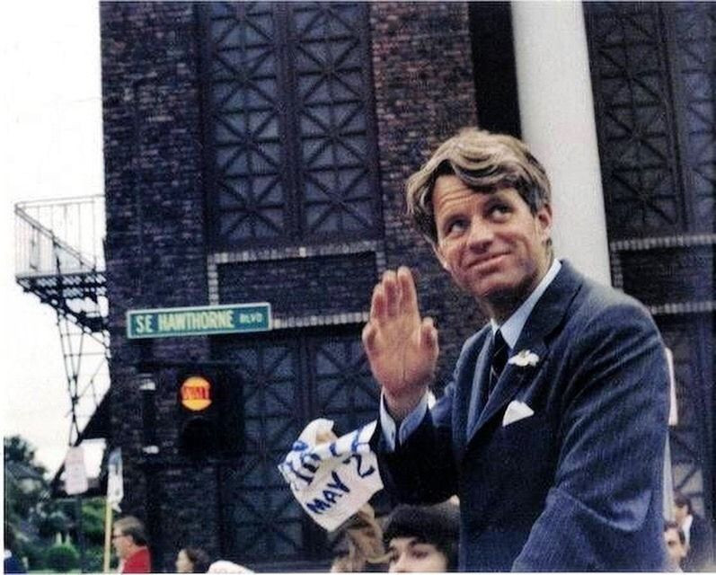 Ngày 16/3/1968, Robert Kennedy tuyên bố tranh cử Tổng thống và hai tuần sau đó, Johnson rút khỏi cuộc đua. Nước Mỹ lúc này đang quay cuồng vì các cuộc chiến ở nước ngoài và bạo động trong các thành phố.