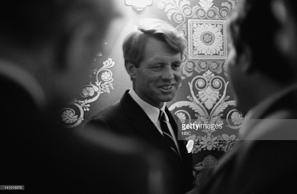 Vào năm 1968, Thượng nghị sĩ Robert Kennedy – em ruột cố Tổng thống Mỹ John F. Kennedy – ngày càng thể hiện quan điểm phản chiến mạnh mẽ. Ông đã quyết định đối đầu với đương kim Tổng thống Lyndon Johnson, người cùng đảng Dân chủ khi kỳ bầu cử Tổng thống tới gần.