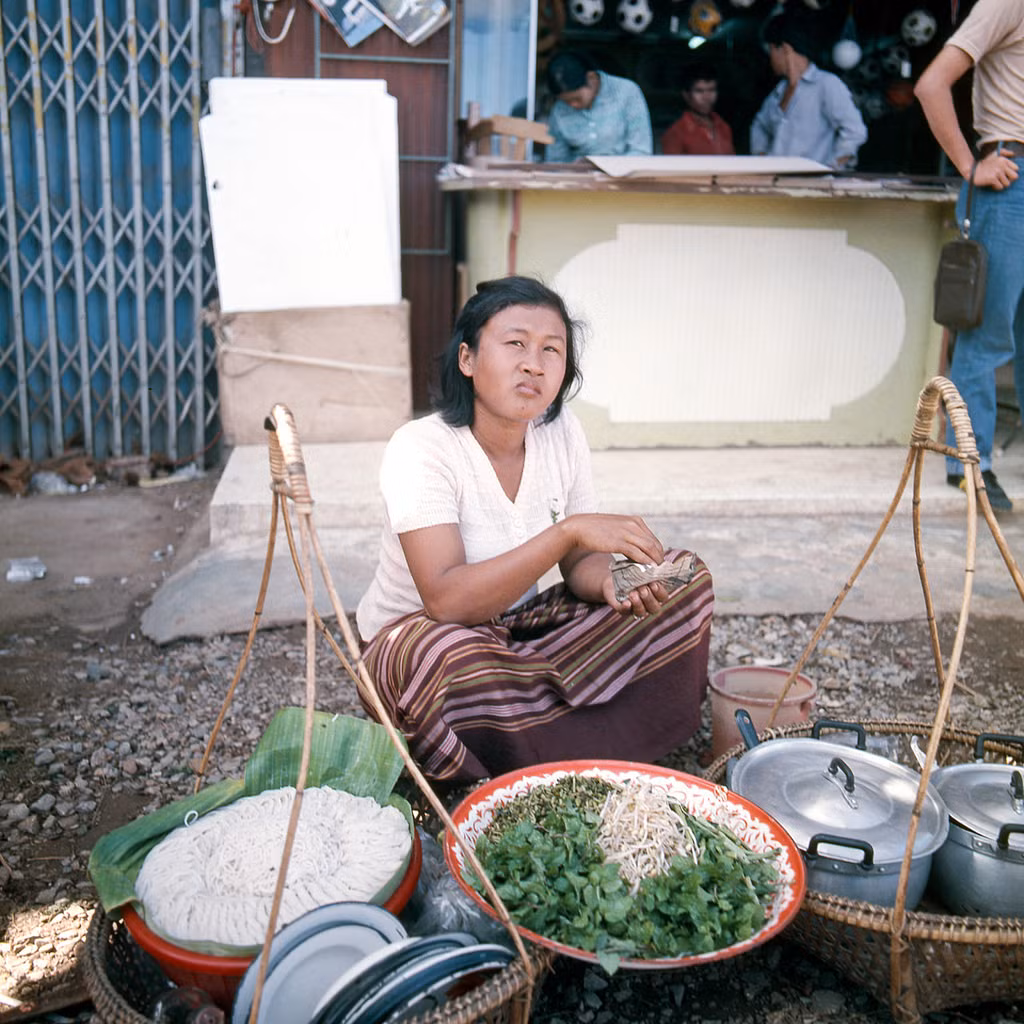 Người phụ nữ bán bún gánh tại Khon Kaen.