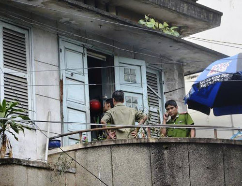 Lực lượng công an đang tiến hành khám nghiệm hiện trường.