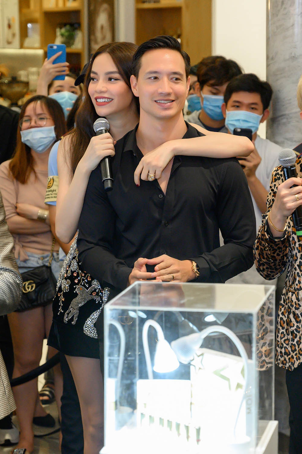 Chỉ hơn một tháng sau khi sinh, Hồ Ngọc Hà đã dần trở lại với công việc với tinh thần và tâm trí khá thoải mái. Cô tự do khoác vai Kim Lý trước khán giả hâm mộ.